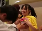 女優發布會公共場合赤身給粉絲摸奶
