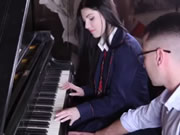男老師給女學生練習鋼琴然後在鋼琴椅上激情愛撫